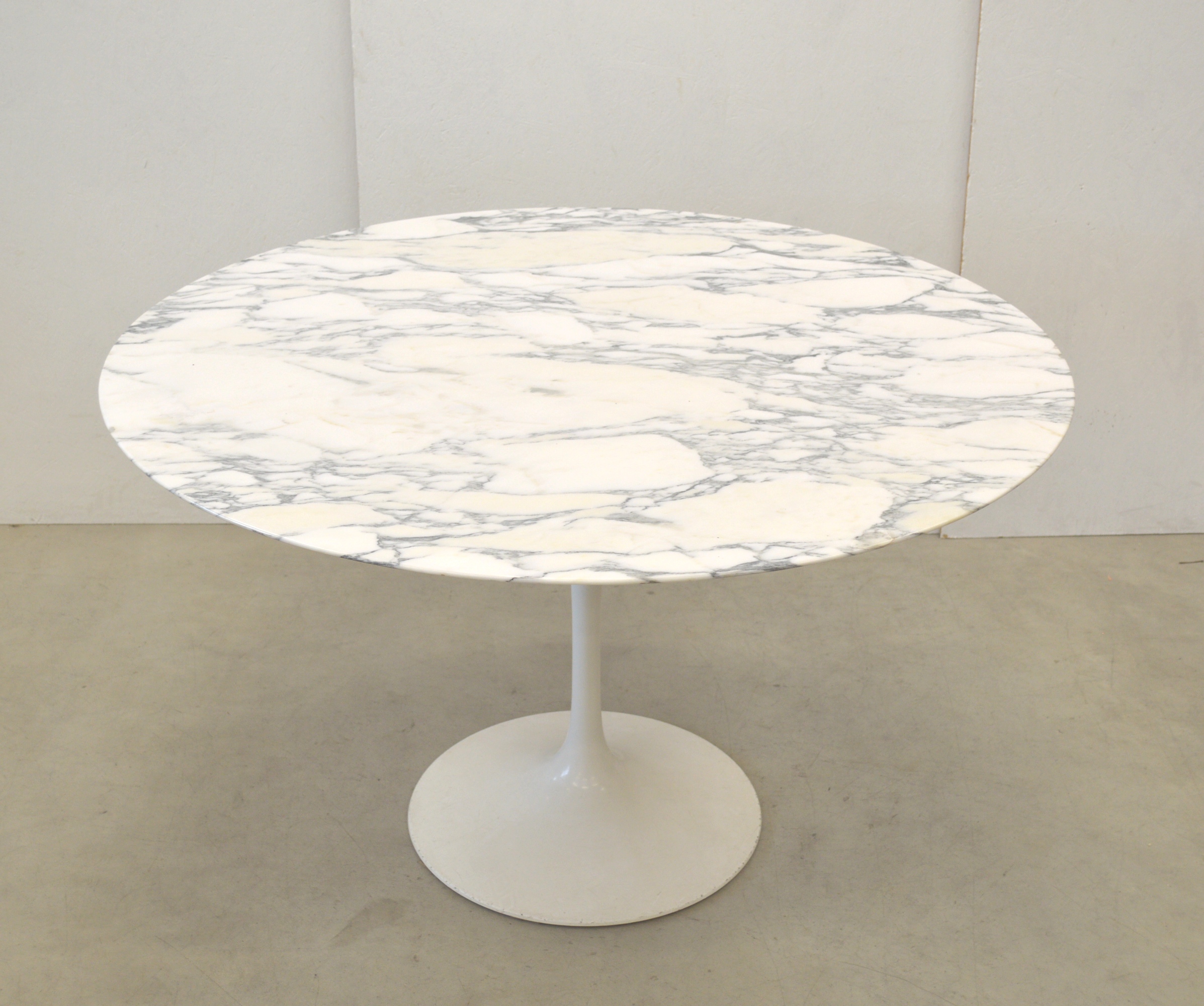 Eero Saarinen Calacatta Marble Dining Table by Knoll Interior Aksel